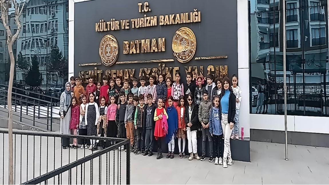 Okulumuz 2. Sınıf Öğrencileri Şehit Şenay Aybüke Yalçın Halk Kütüphanesinde