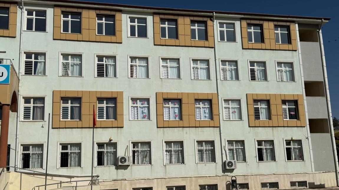 Okulumuz İş Güvenliği Kapsamında Pencerelere Güvenlik Çiti Takıldı.